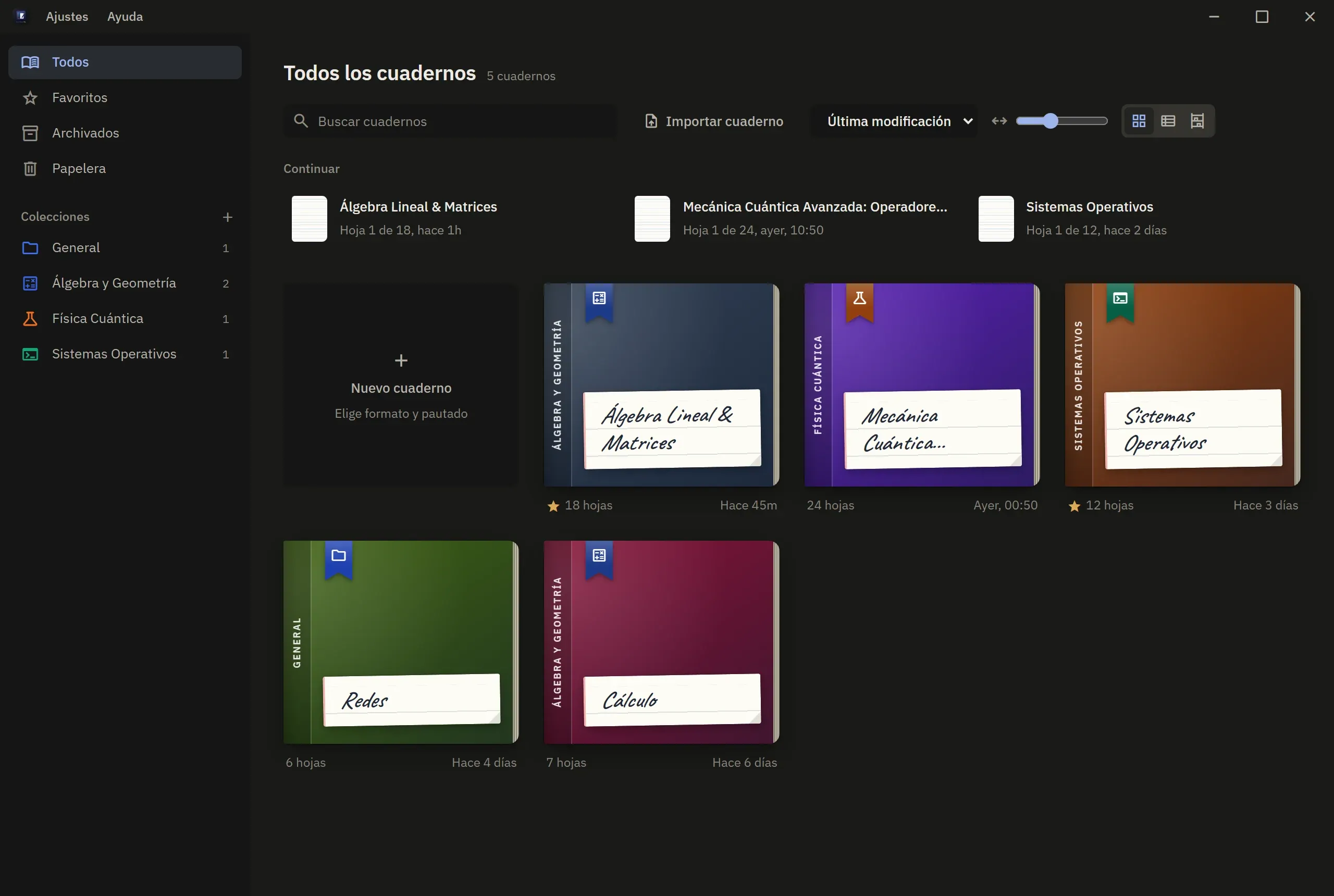 La biblioteca de EscribeloYa con cinco cuadernos de colores, cada uno con su etiqueta escrita a mano, ordenados por colecciones.