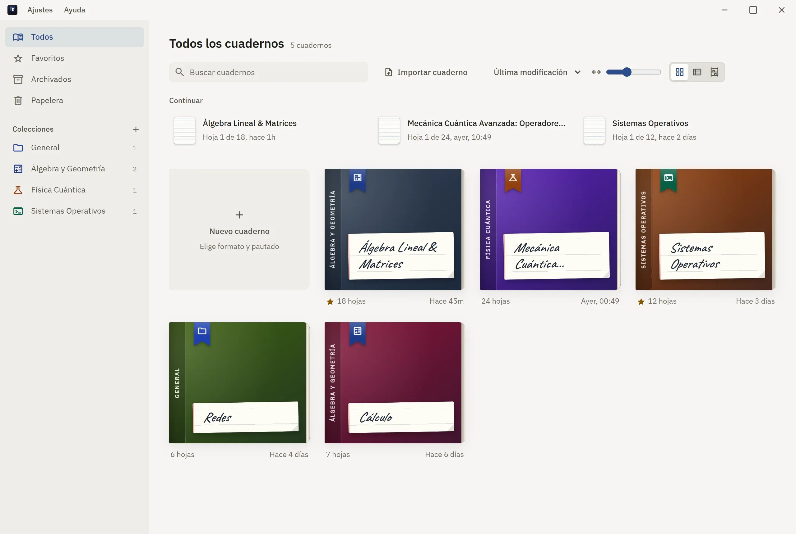 La biblioteca de EscribeloYa con cinco cuadernos de colores, cada uno con su etiqueta escrita a mano, ordenados por colecciones.